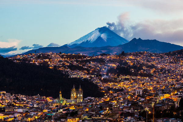 Paisagem em Quito, capital do Equador, com a vista do vulcão Cotopaxi ao fundo.