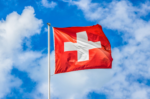 Bandeira da Suíça hasteada.