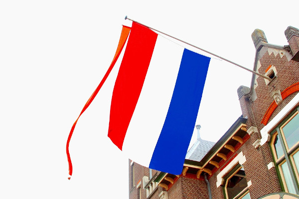 Exemplo de uso da bandeira da Holanda (Países Baixos) com um pendente laranja no Dia do Rei, celebrado em 27 de abril.