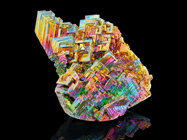 Cristal de bismuto, que reflete cores num tom furta-cor.