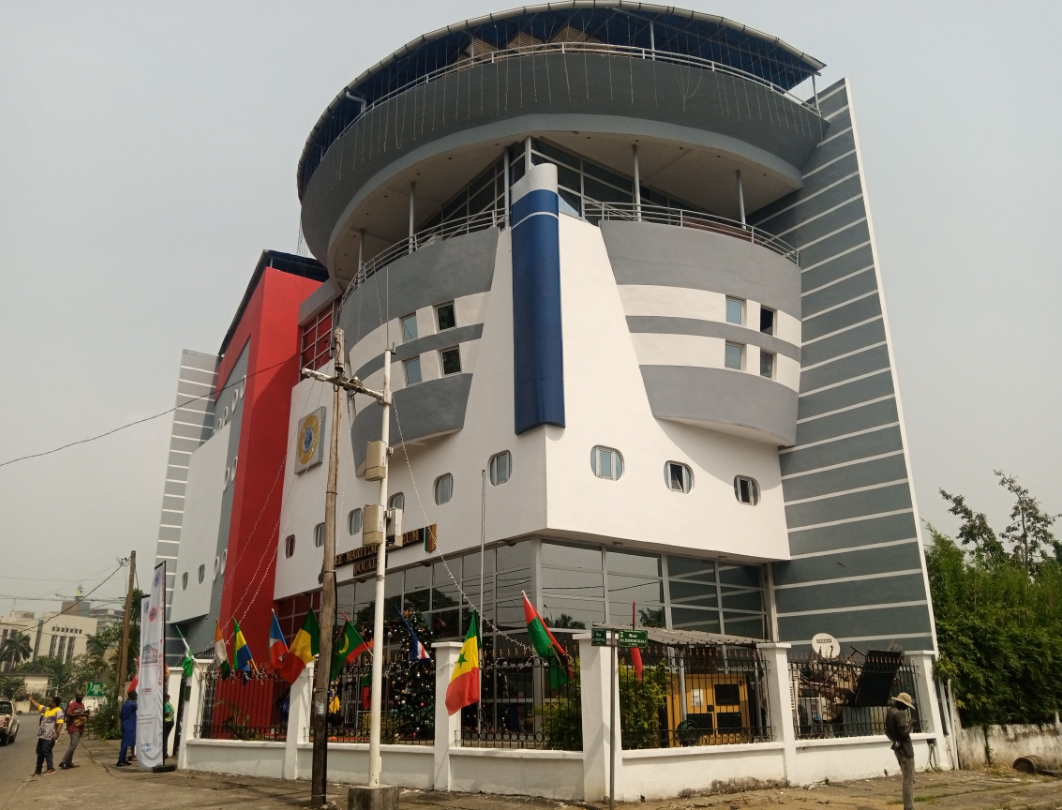 Vista do Museu Marítimo de Douala, um dos pontos turísticos mais visitados de Camarões. [1]