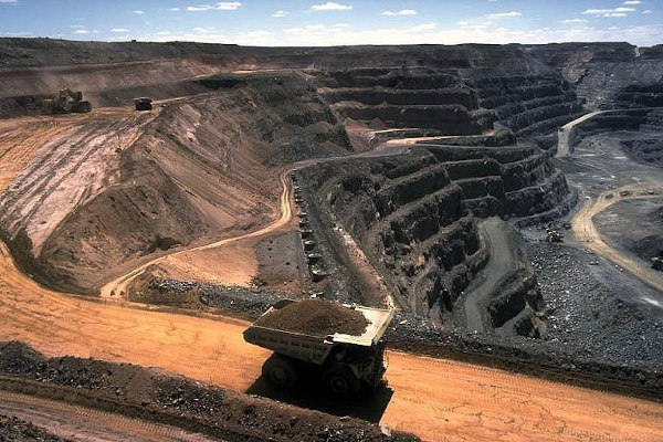 Vista superior de uma área na qual ocorre mineração, o principal tipo de extrativismo mineral.