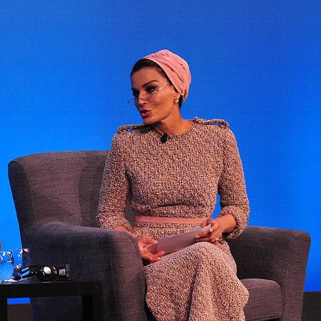 Moza bint Nasser al-Missned, segunda esposa de Hamad bin Khalifa Al Thani, em uma conferência.