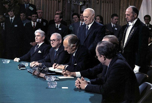 William Rogers, secretário do Estado dos EUA, assinando os Acordos de Paz de Paris, em 1973.