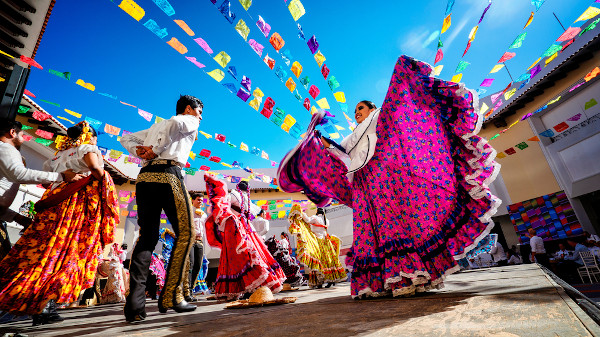 Grupo de pessoas dançando em pares no México, um dos países que fazem parte da América Latina.