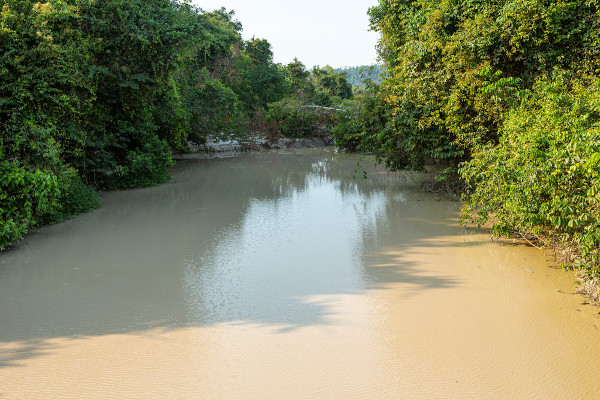 Águas do rio Curuá contaminadas por mercúrio, um dos impactos ambientais causados pelo garimpo.