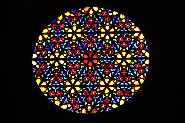 Janela de vidro, com representação de mandala, em uma igreja católica em Maiorca, na Espanha.