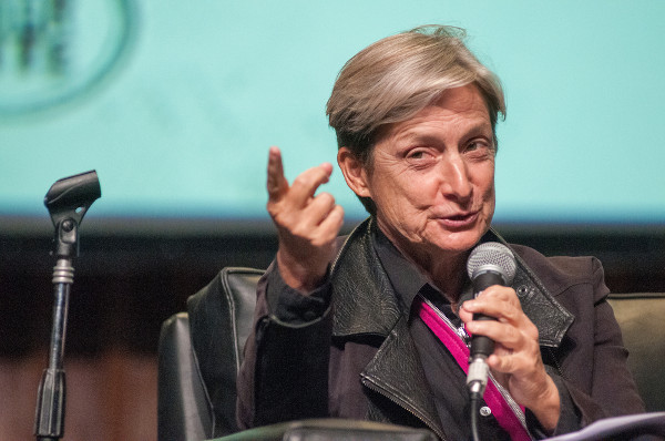 Judith Butler em uma palestra em Buenos Aires, na Argentina, no ano de 2015.