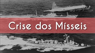 Ilustração de navios e avião em movimento no mar e texto "Crise dos mísseis".