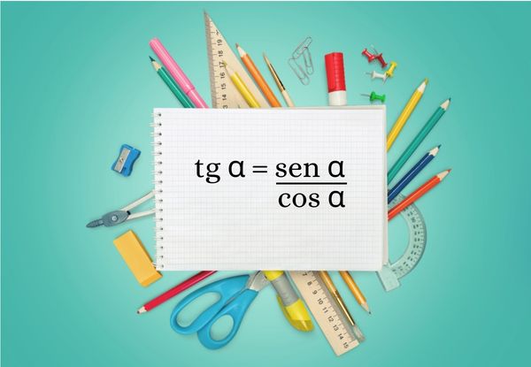 Caderno, com a fórmula da tangente de um ângulo, rodeado de objetos escolares.