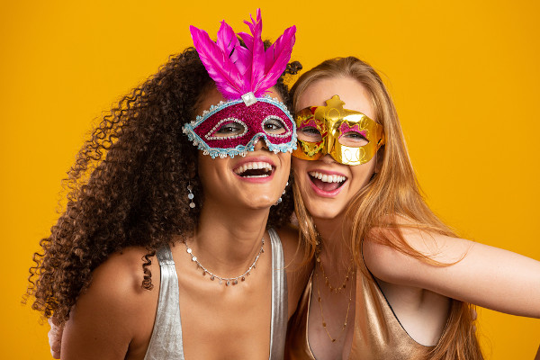 Duas mulheres com máscaras de Carnaval.