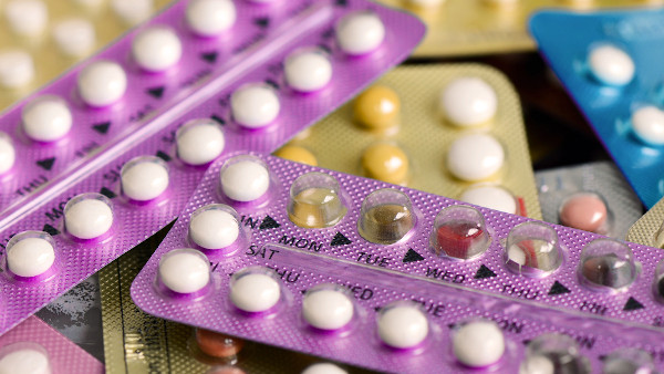 Diversas cartelas com pílulas anticoncepcionais, um método contraceptivo bastante eficaz.