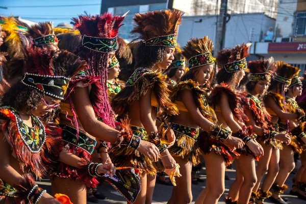 Mulheres caracterizadas em performance do bumba meu boi, uma das danças folclóricas que existem no Brasil.