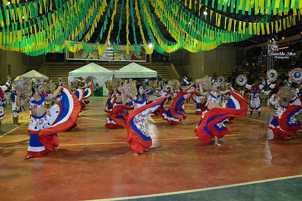 Salão com pessoas dançando carimbó, uma das danças folclóricas que existem no Brasil.