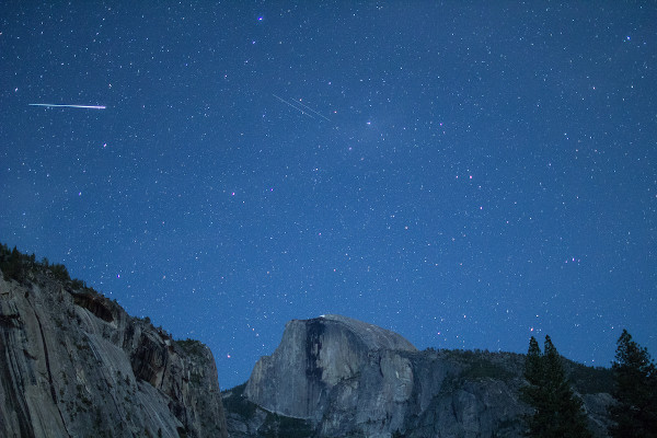 Chuva de meteoros Eta Aquarids provocada pelo cometa Halley e observada no estado da Califórnia (Estados Unidos).