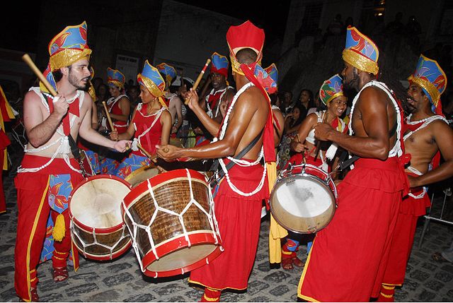  Integrantes do batuque de um grupo de maracatu nação na cidade de Olinda, em Pernambuco. [4]