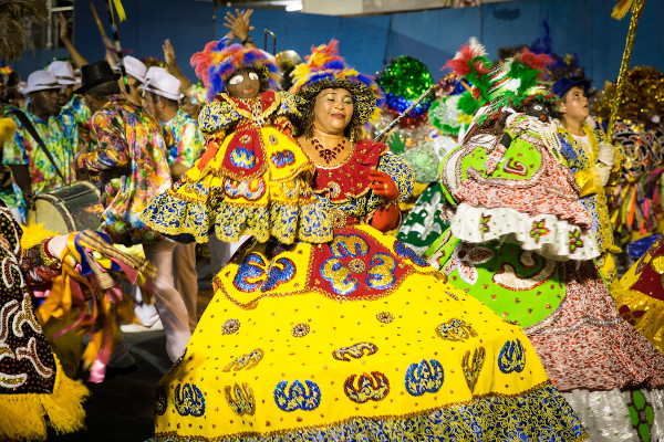 Apresentação de maracatu rural durante o carnaval de Recife. [5]