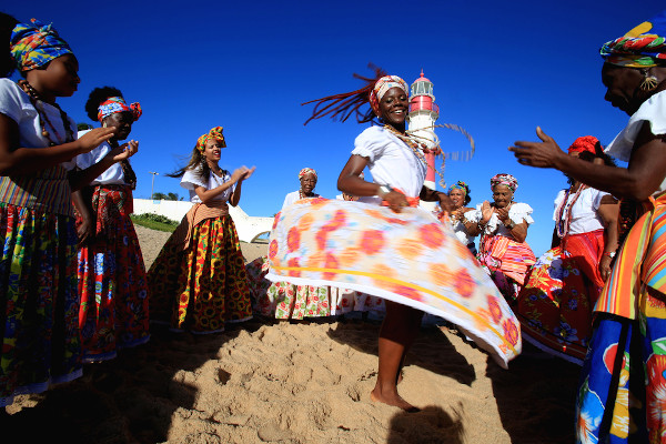 Mulher dançando em um grupo de samba de roda, uma das danças folclóricas que existem no Brasil.