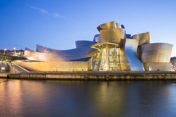 Museu Guggenheim, em Bilbao, na Espanha, um museu revestido de titânio.