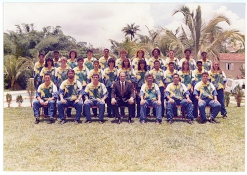 Jogadoras da Seleção Brasileira que participaram da Copa do Mundo Feminina do ano de 1995, junto à comissão técnica da equipe. [2]
