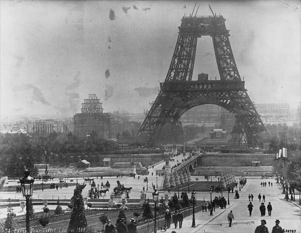 Torre Eiffel em construção no ano de 1888.