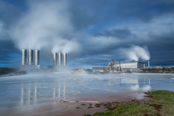 Usina de energia geotérmica na Islândia, a qual converte o calor interno do planeta Terra em eletricidade.