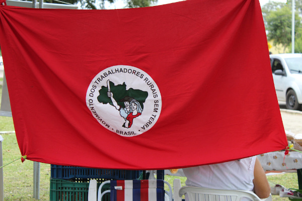 Bandeira do MST - Movimento dos Trabalhadores Rurais Sem Terra.