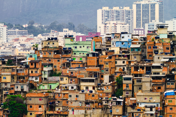 Favela no Rio de Janeiro, resultante do processo de favelização, como exemplo das consequências da urbanização brasileira.