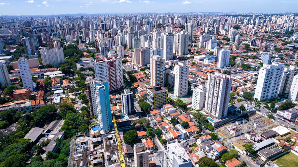 Vista superior da cidade de São Paulo como representação da urbanização brasileira.