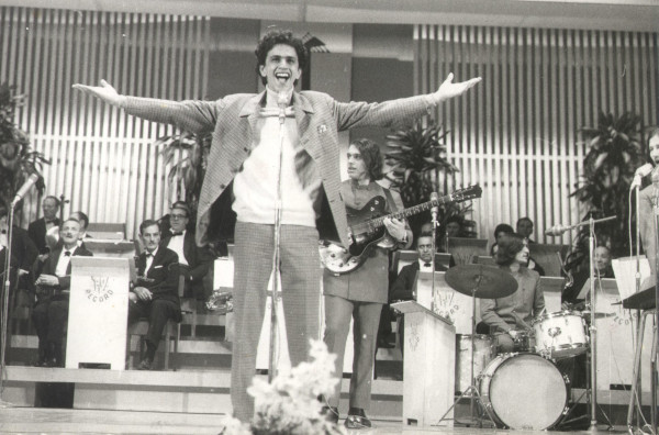 Caetano Veloso se apresentando na terceira edição do Festival da Música Popular Brasileira, em 1967. [2]