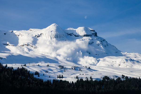 Avalanche em andamento capturada em trecho francês dos Alpes.