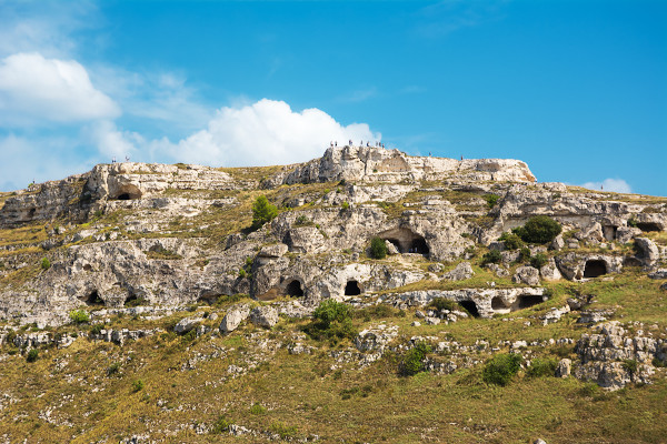 Panorama de cavernas esculpidas em pedra, em Matera, na Itália, referentes ao Paleolítico.