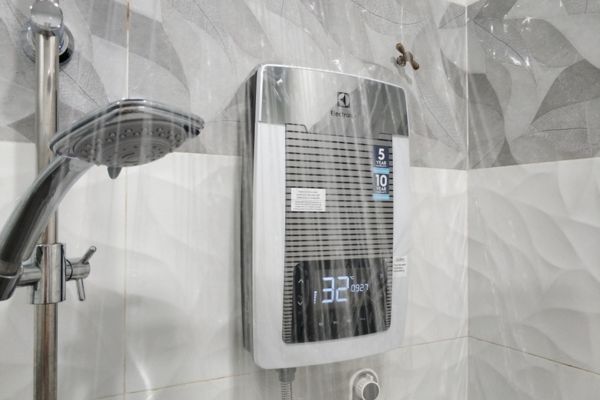 Exemplo de chuveiro eletrônico, um eletrodoméstico que não pode ser confundido com o chuveiro elétrico. 