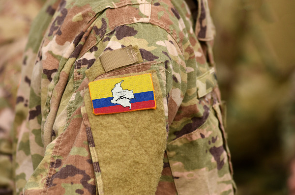 Bandeira das Farc (Forças Armadas Revolucionárias da Colômbia) em uniforme militar.
