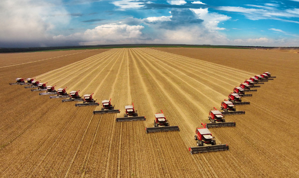 Máquinas agrícolas no campo, tipo de produção agrícola estudada pela geografia agrária.