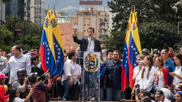Juan Guaidó discurando em palanque.