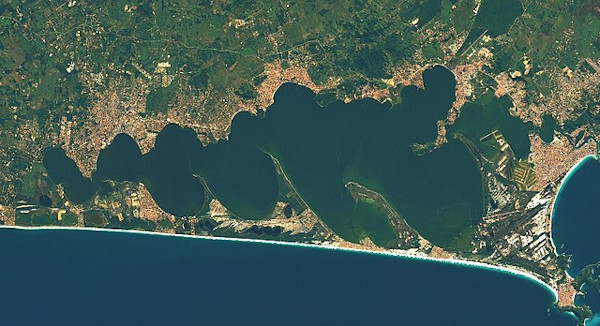 Vista superior da Laguna de Araruama, uma laguna localizada no Brasil.