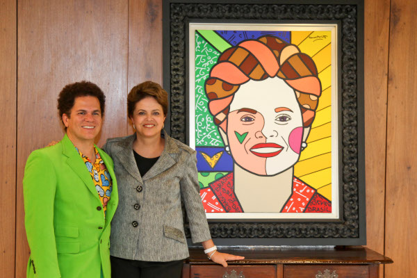  Romero Britto e a ex-presidenta Dilma Rousseff ao lado de um retrato dela feito por ele.