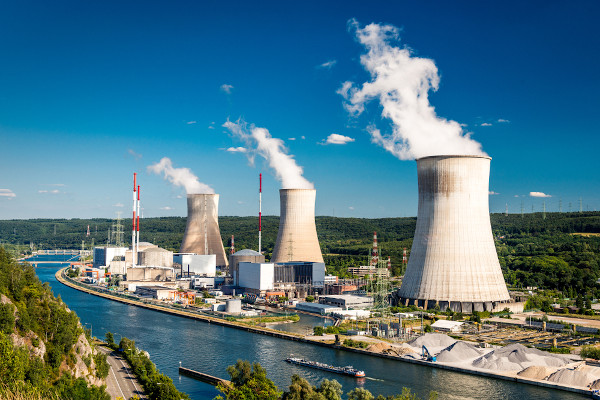 Chaminés de uma usina nuclear produtora de energia elétrica na Bélgica.