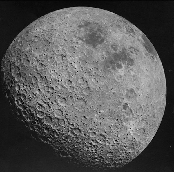 Foto do lado oculto da Lua tirado pela Apollo 16.