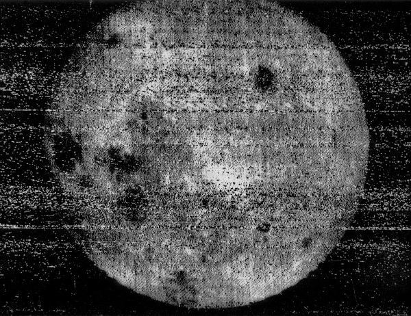 Primeira imagem capturada do lado oculto da Lua, tirada pela Luna 3 em 1959.