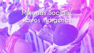 Escrito"Minorias Sociais: Povos Indígenas" sobre imagem de Povos Indígenas em fundo roxo.