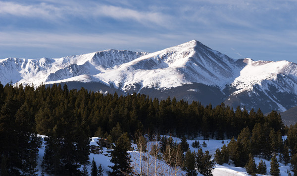Monte Elbert coberto por neve, no Colorado.