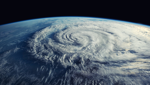 Vista por satélite de ciclone em formação no planeta Terra.