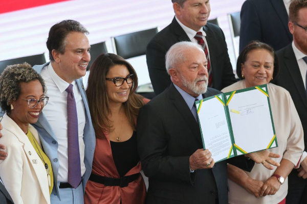 Na foto o presidente Lula, primeira-dama Janja, ministro da educação Camilo Santana, a secretária de Educação Básica do MEC Kátia Schweickardt