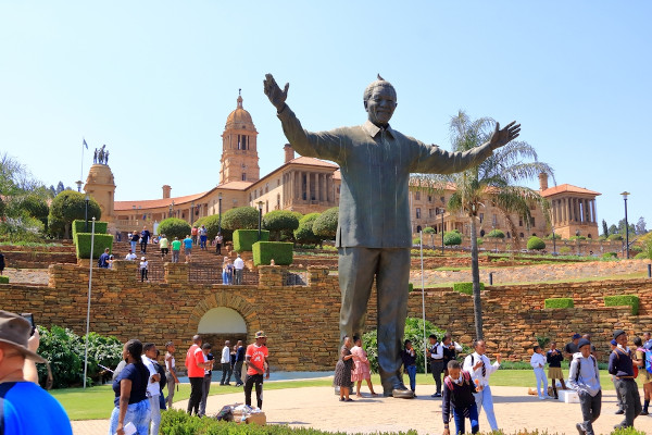 Estátua em homenagem a Nelson Mandela, em Pretória, na África do Sul.