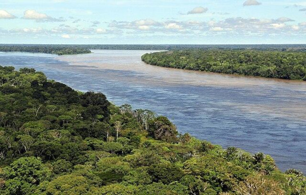 Vista parcial do rio Amazonas, parte da hidrografia do Brasil.