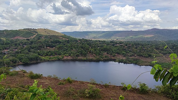 Lago formado sobre a cava do garimpo da Serra Pelada.