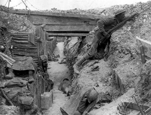 Trincheira alemã ocupada por tropas britânicas em julho de 1916, durante a Batalha de Somme (França).
