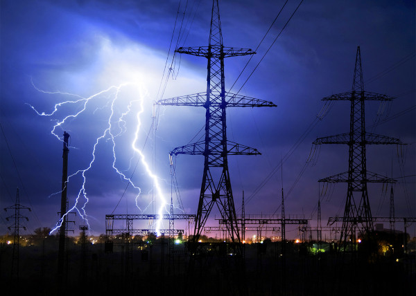 Tempestade próxima a torres de transmissão de energia, uma das causas do apagão.